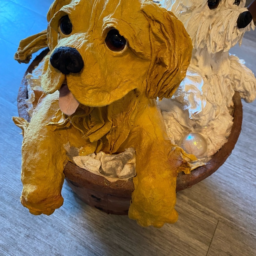 papier-mâché dogs in a papier-mâché basket artist signed. Purchased in a Gallery - Picture 5 of 16